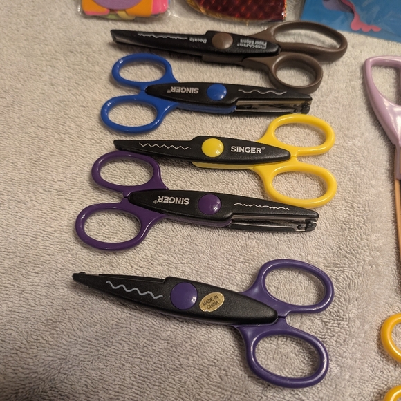 Lot of 12 Craft Scissors/ Scrapbook page Kit/decoration shapes, Never Used - Picture 4 of 8